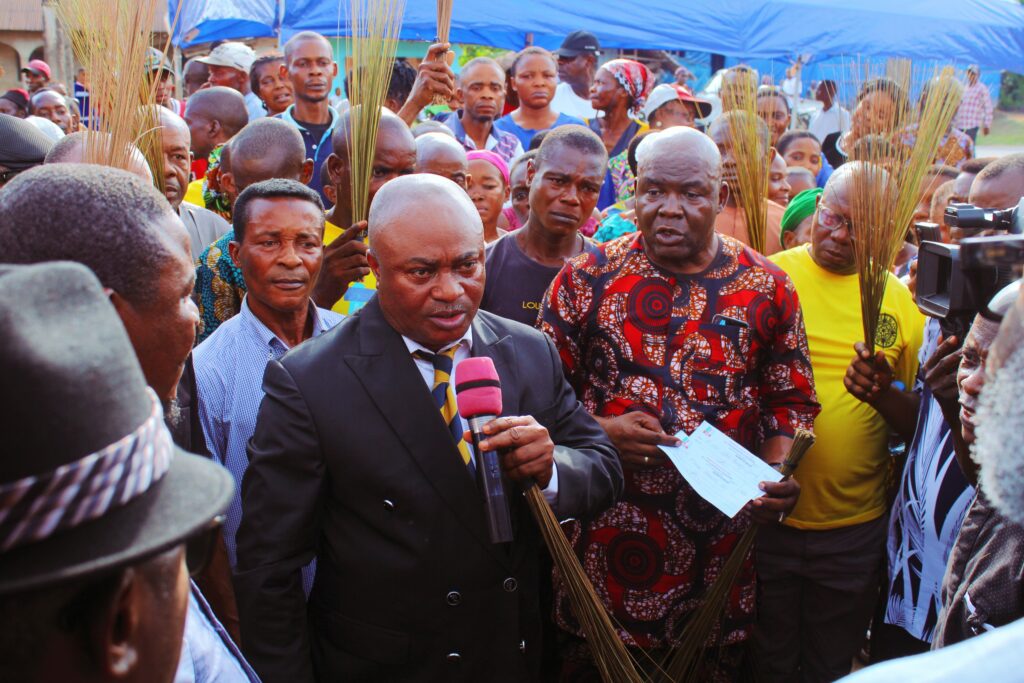 MASSIVE DEFECTION HITS PDP IN ESIT EKET WARD 9 AS PASTOR ESEME UDI LEADS HUNDREDS TO APC: